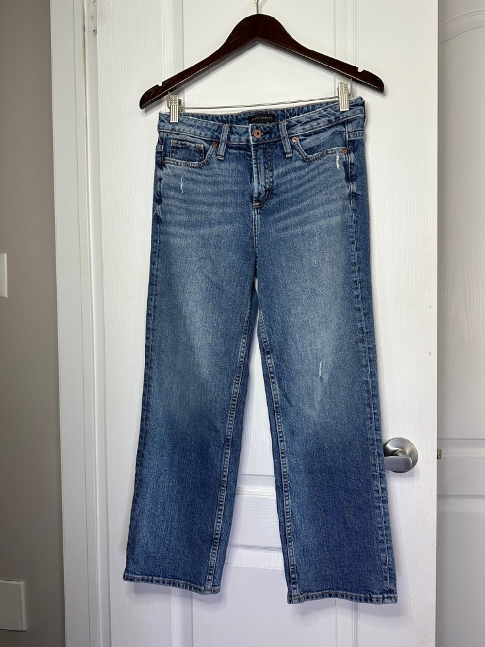 Silver Jeans Women's Straight-Leg Denim mid rise waist 15” inseam 26” rise 11”